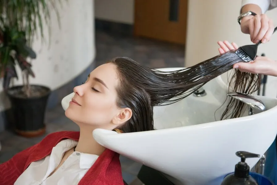 Các Bước Chăm Sóc Tóc Tại Salon: Trải Nghiệm A đến Z cho Mái Tóc Hoàn Hảo