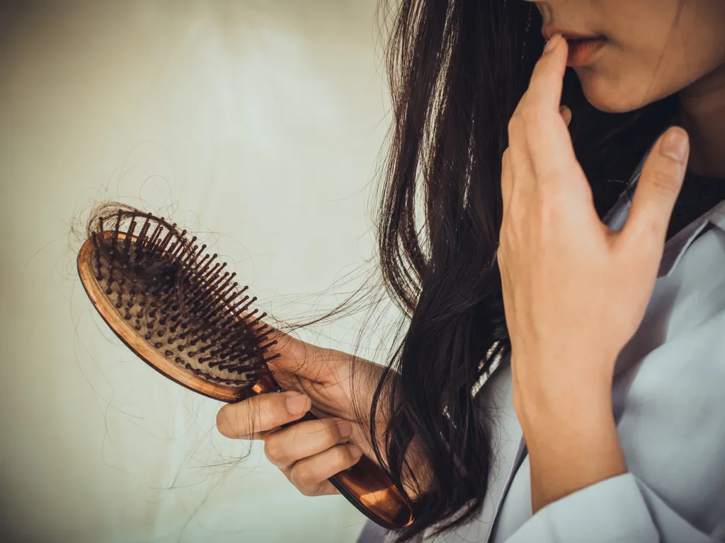 Nhận biết các dấu hiệu và nguyên nhân gây rụng tóc