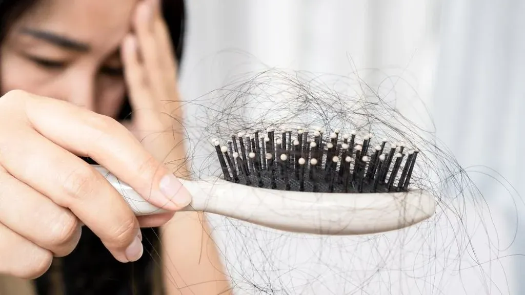 Tại sao phụ nữ lại bị rụng tóc nhiều? Các nguyên nhân phổ biến