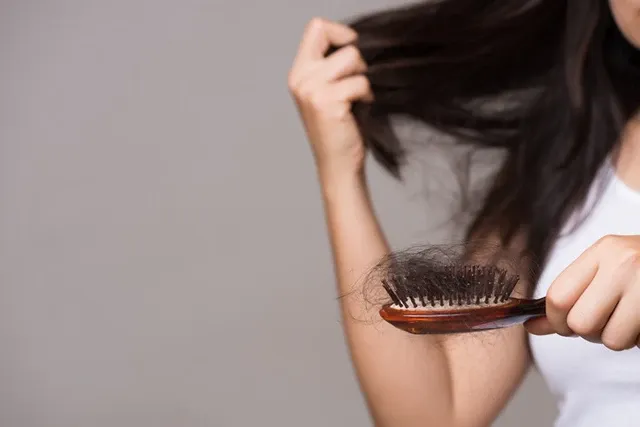 Tóc gãy rụng là gì? Phân biệt với rụng tóc từ gốc